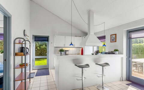 Mainio - 800M from the Sea: Diseño De Interiores, Piso, Mueble, Cocina, Techo, Suelo, Lámpara, Silla, Casa, Encendiendo