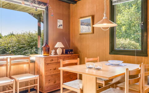 Aron - 30Km from the Sea: Mueble, Diseño De Interiores, Piso, Madera, Techo, Suelo, Mesa, Comedor, Lámpara, Silla
