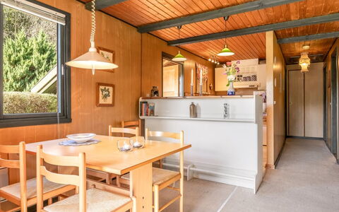Aron - 30Km from the Sea: Madera, Diseño De Interiores, Techo, Mueble, Piso, Suelo, Cocina Y Comedor Mesa, Habitación, Cocina, Manchas De Madera