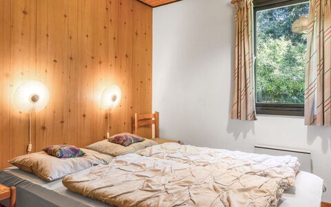Aron - 30Km from the Sea: Diseño De Interiores, Cama, Habitación, Pared, Mueble, Madera, Techo, Piso, Suelo, Habitación