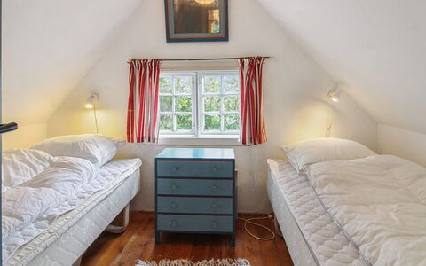 Thorfrid - 1Km from the Sea: Madera, Cama, Habitación, Diseño De Interiores, Techo, Mueble, Suelo, Lecho, Marco De La Cama, Sábana