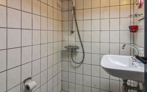 Thorfrid - 1Km from the Sea: Baño, Arreglo De Tubería, Pared, Lavabo Del Baño, Lavabo, Piso, Grifo, Plomería, Diseño De Interiores, Suelo