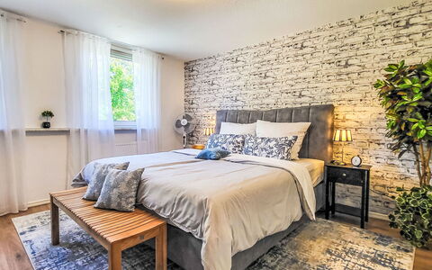 Ferienwohnung Bernburg: Mueble, Cama, Diseño De Interiores, Habitación, Piso, Pared, Lecho, Madera, Suelo, Sábana