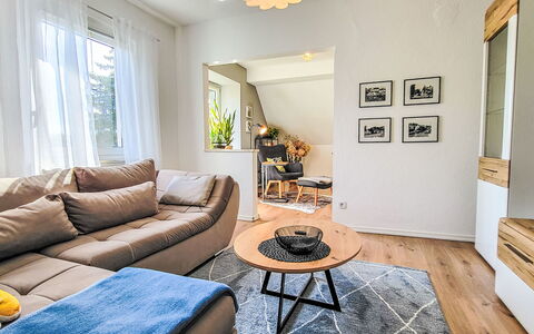 Ferienwohnung Bernburg: Mueble, Diseño De Interiores, Piso, Suelo, Sofá, Pared, Habitación, Sala, Suelos De Madera, Madera