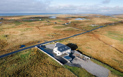 Frobost Lodge: Cielo, Casa, Arquitectura, Paisaje, Casa, Techo, Área Rural, Llanura, Cabaña, Pendiente