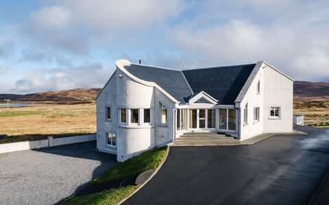 Frobost Lodge: Cielo, Casa, Arquitectura, Paisaje, Casa, Techo, Área Rural, Llanura, Cabaña, Pendiente