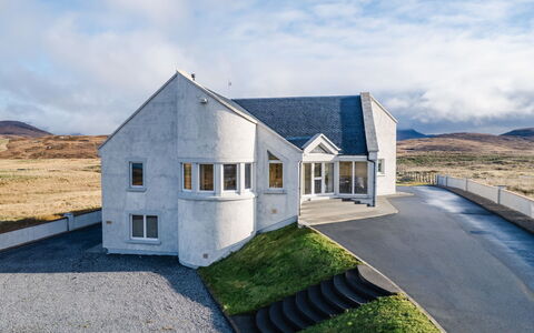 Benderloch House & Frobost Lodge: Diseño De Interiores, Mueble, Sofá, Piso, Suelo, Habitación, Techo, Sala, Departamento