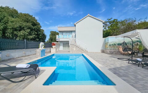 Vinovac: Piscina, Azul, Material Compuesto, Recurso, Fuente De Agua, Ocio, Loseta, Sombra, Diseño, Hotel