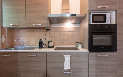 Casa Riggi: Aparato De Cocina, Cocina, Gabinetes, Mostrador, Electrodoméstico, Mueble, Madera, Electrodoméstico, Fregadero, Diseño De Interiores