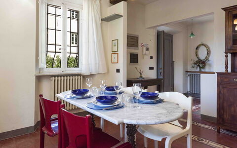 Villa Tambellini De Fondra: Mueble, Diseño De Interiores, Piso, Madera, Mesa, Suelo, Comedor, Techo, Cocina Y Comedor Mesa, Silla