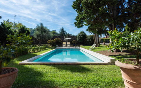 Villa Tambellini De Fondra: Piscina, Arbusto, Jardín, Recurso, Fuente De Agua, Sombra, Paisajismo, Patio Interior, Eco Hotel, Hacienda