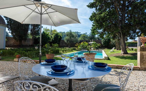 Villa Tambellini De Fondra: Mueble, Mueble Para Exteriores, Silla, Mesa, Mesa Al Aire Libre, Jardín, Paraguas, Cocina Y Comedor Mesa, Sombra, Maceta
