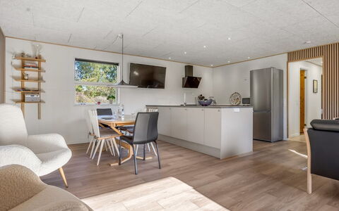 Tameran - 1Km from the Sea: Piso, Suelo, Madera, Diseño De Interiores, Mueble, Techo, Habitación, Suelos De Madera, Sofá, Sala
