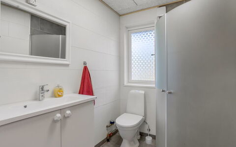 Tameran - 1Km from the Sea: Piso, Pared, Arreglo De Tubería, Suelo, Baño, Lavabo, Diseño De Interiores, Techo, Asiento Del Baño, Baño