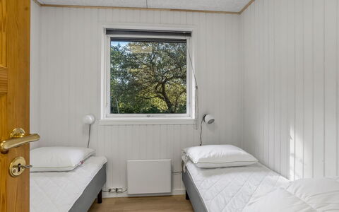 Tameran - 1Km from the Sea: Pared, Habitación, Madera, Cama, Lecho, Sábana, Techo, Suelo, Diseño De Interiores, Marco De La Cama
