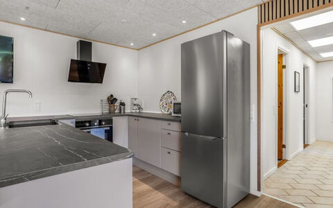 Tameran - 1Km from the Sea: Piso, Madera, Diseño De Interiores, Techo, Suelo, Suelos De Madera, Electrodoméstico, Mueble, Encendiendo, Cocina