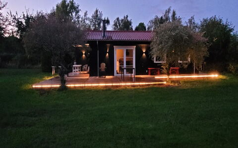 Tameran - 1Km from the Sea: Casa, Noche, Jardín, Césped, Cabaña, Patio Interior, Inmuebles, Yarda, Paisajismo, Casa De Campo