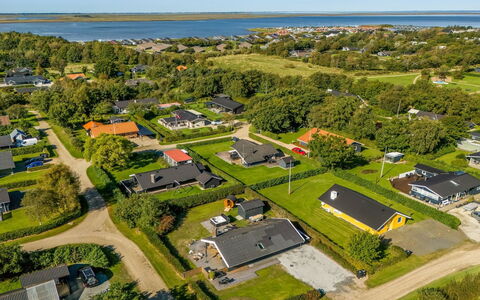 Thamina - 200M to the Fjord: Casa, Techo, Casa, Puerta, Cabaña, Sombra, Jardín, Cobertura Del Suelo, Porche, Yarda