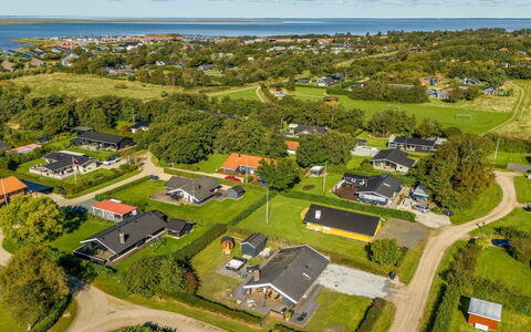 Thamina - 200M to the Fjord: Casa, Techo, Casa, Puerta, Cabaña, Sombra, Jardín, Cobertura Del Suelo, Porche, Yarda
