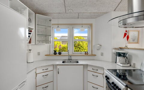 Skarthi - 200M from the Sea: Cocina, Techo, Aparato De Cocina, Mostrador, Diseño De Interiores, Piso, Electrodoméstico, Encendiendo, Gabinetes, Suelo