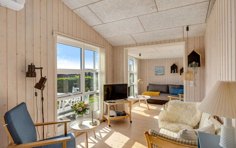 Skarthi - 200M from the Sea: Madera, Piso, Diseño De Interiores, Suelo, Techo, Mueble, Habitación, Casa, Suelos De Madera, Sala