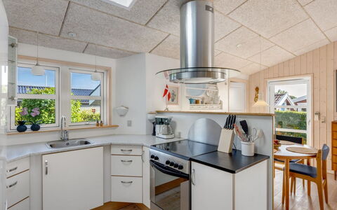 Skarthi - 200M from the Sea: Cocina, Diseño De Interiores, Piso, Techo, Madera, Mostrador, Aparato De Cocina, Lámpara, Suelo, Electrodoméstico