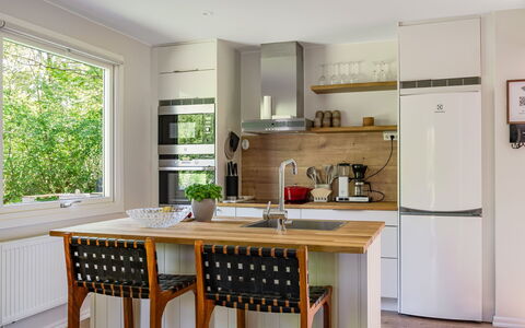 Leas Pärla: Mueble, Cocina, Mostrador, Diseño De Interiores, Piso, Aparato De Cocina, Gabinetes, Madera, Suelo, Electrodoméstico