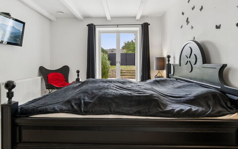 Rusalina - 20M from the Sea: Mueble, Cama, Habitación, Diseño De Interiores, Piso, Suelo, Lecho, Sábana, Madera, Linos