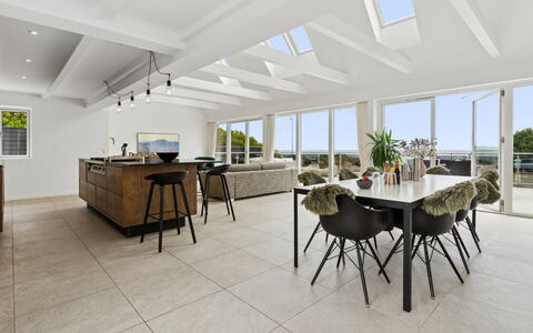 Rusalina - 20M from the Sea: Piso, Mueble, Suelo, Diseño De Interiores, Madera, Silla, Cocina Y Comedor Mesa, Mesa, Techo, Comedor