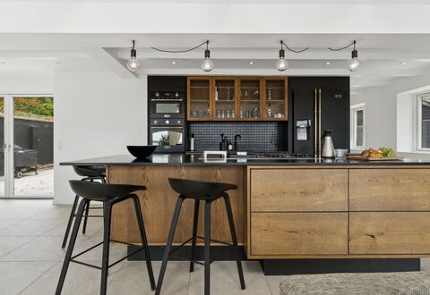 Rusalina - 20M from the Sea: Mueble, Cocina, Mostrador, Piso, Gabinetes, Diseño De Interiores, Aparato De Cocina, Madera, Suelo, Lámpara