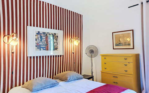 Villa 50: Diseño De Interiores, Pared, Habitación, Madera, Mueble, Textil, Cama, Marco, Sábana, Encendiendo