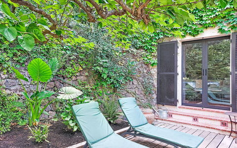 Villa 50: Verde, Mueble Para Exteriores, Arbusto, Jardín, Sombra, Cobertura Del Suelo, Patio Interior, Yarda, Silla