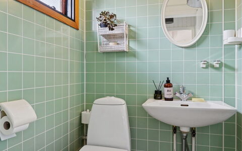Baarde - 1.2Km from the Sea: Baño, Arreglo De Tubería, Diseño De Interiores, Piso, Baño, Lavabo, Suelo, Plomería, Lavabo Del Baño, Asiento Del Baño