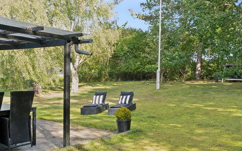 Baarde - 1.2Km from the Sea: Hierba, Mueble, Mueble Para Exteriores, Sombra, El Terreno Del Lote, Jardín, Césped, Luz De Sol, Silla