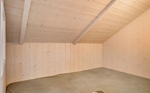 Bruse - 200M from the Sea: Madera, Piso, Techo, Suelo, Ático, Habitación, Madera Dura, Tablón, Manchas De Madera, Madera Contrachapada