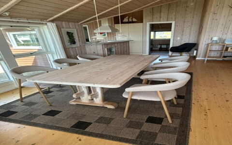 Bruse - 200M from the Sea: Madera, Mueble, Piso, Suelo, Suelos De Madera, Manchas De Madera, Madera Dura, Silla, Cocina Y Comedor Mesa, Tablón
