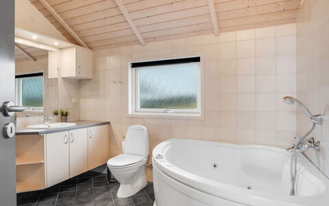 Bruse - 200M from the Sea: Arreglo De Tubería, Techo, Baño, Piso, Grifo, Plomería, Suelo, Lavabo, Diseño De Interiores, Casa