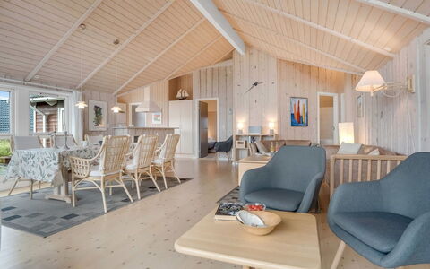 Bruse - 200M from the Sea: Techo, Diseño De Interiores, Suelo, Sala, Suelos De Madera, Silla, Lámpara, Madera Dura, Cocina Y Comedor Mesa, Manchas De Madera