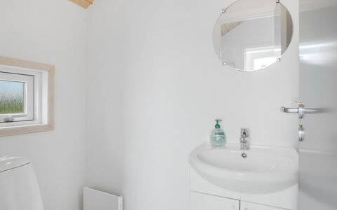 Bruse - 200M from the Sea: Pared, Arreglo De Tubería, Diseño De Interiores, Baño, Piso, Suelo, Lavabo Del Baño, Techo, Grifo, Lavabo