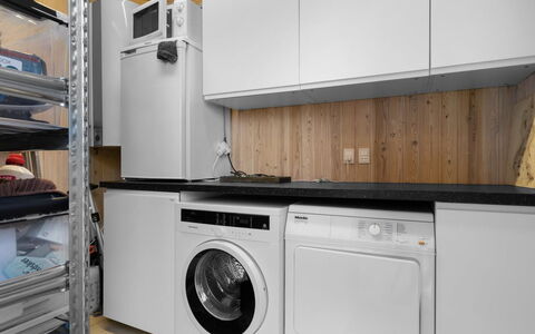 Roya - 100M from the Sea: Lavadora, Electrodoméstico, Cuarto De Lavado, Secadora De Ropa, Madera, Piso, Aparato De Cocina, Diseño De Interiores, Electrodoméstico, Cocina