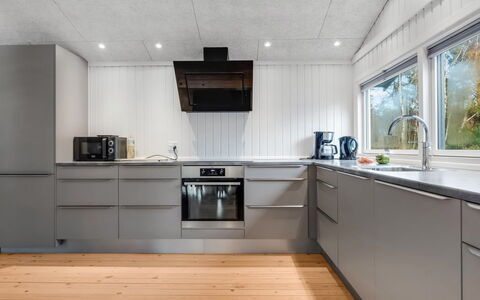 Alika - 300M from the Sea: Madera, Cocina, Piso, Electrodoméstico, Aparato De Cocina, Mostrador, Diseño De Interiores, Techo, Suelo, Electrodoméstico