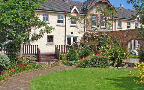 Courtyard Hc No 8: Casa, Arbusto, Barrio Residencial, Jardín, Casa, Primavera, Inmuebles, Yarda, Cabaña