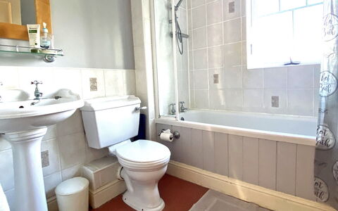 Courtyard Hc No 8: Asiento Del Baño, Baño, Baño, Bañera, Arreglo De Tubería, Piso, Suelo, Diseño De Interiores, Plomería, Loseta