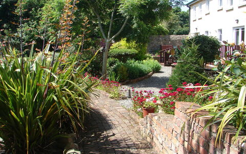 Courtyard Hc No 8: Flor, Arbusto, Jardín, Ladrillo, Paisajismo, Yarda, Patio Interior, Cabaña, Losa