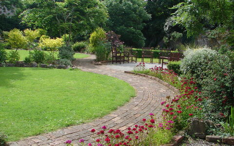 Courtyard Hc No 8: Flor, Jardín, Arbusto, Paisaje, Planta De La Comunidad, Cobertura Del Suelo, Césped, Pasarela, Primavera