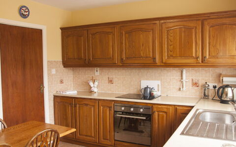 Eagle View Holiday Home: Gabinetes, Cocina, Mostrador, Madera, Mueble, Piso, Diseño De Interiores, Aparato De Cocina, Alacena, Suelo