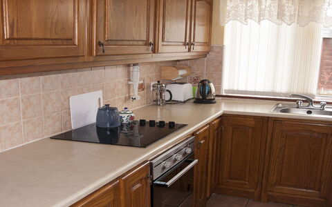 Eagle View Holiday Home: Cocina, Mostrador, Gabinetes, Mueble, Madera, Piso, Aparato De Cocina, Diseño De Interiores, Lavabo, Fregadero