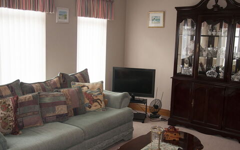 Eagle View Holiday Home: Mueble, Diseño De Interiores, Sofá, Textil, Cubiertas De Ventanas, Sala, Habitación, Encendiendo, Tratamiento De La Ventana, Suelo