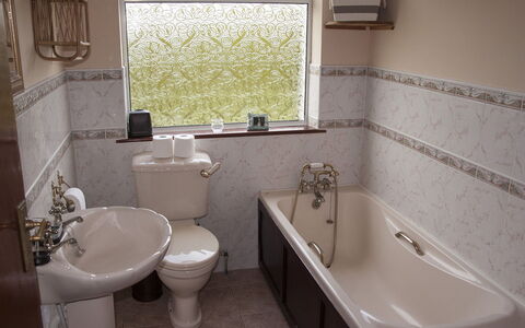Eagle View Holiday Home: Baño, Arreglo De Tubería, Diseño De Interiores, Bañera, Piso, Lavabo, Grifo, Suelo, Lavabo Del Baño, Plomería