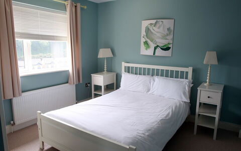 Glen Ard Hh No 1: Cama, Mueble, Lecho, Habitación, Diseño De Interiores, Sábana, Suelo, Piso, Pared, Madera